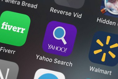 London, Büyük Britanya - 29 Eylül 2018: Yahoo arama mobil app--dan Yahoo bir iphone ekranında.