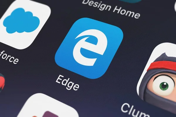 London, Büyük Britanya - 29 Eylül 2018: yakın çekim çekim Microsoft Edge mobil uygulaması Microsoft Corporation.