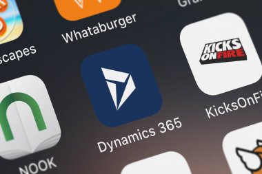 London, Büyük Britanya - 29 Eylül 2018: yakın çekim çekim bir iphone üzerinde Microsoft Corporation'dan gelen Microsoft Dynamics 365 uygulama simgesi.