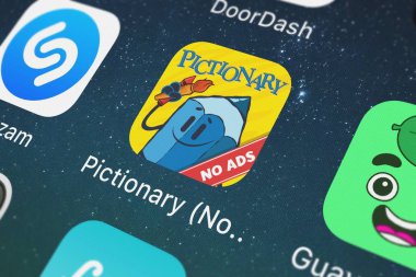London, Büyük Britanya - 29 Eylül 2018: Close-up Etermax Pictionary (No reklamlar) simgesinden bir iphone üzerinde. 