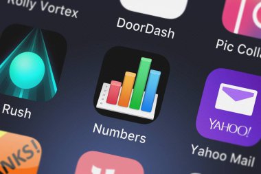 London, Büyük Britanya - 29 Eylül 2018: kutsal kişilerin resmi--dan elma iphone üzerinde hareket eden app sayıların.