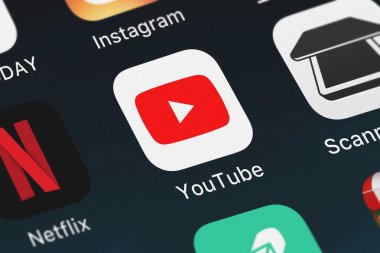 London, Büyük Britanya - 29 Eylül 2018: Close-up shot YouTube: izle, dinle, akışı mobil uygulaması Google, Inc..