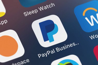 London, Büyük Britanya - 29 Eylül 2018: Close-up Paypal ticari: Paypal, Inc faturaları göndermek simgesinden bir iphone üzerinde.