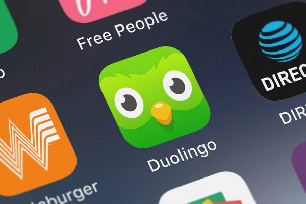 London, Büyük Britanya - 29 Eylül 2018: Close-up Duolingo Duolingo simgesinden bir iphone üzerinde.