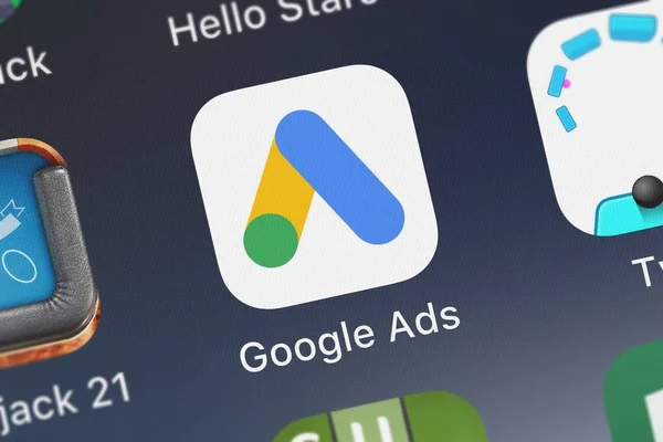 London, Büyük Britanya - 29 Eylül 2018: yakın çekim çekim Google, Inc.'ın popüler uygulaması Google reklamları.