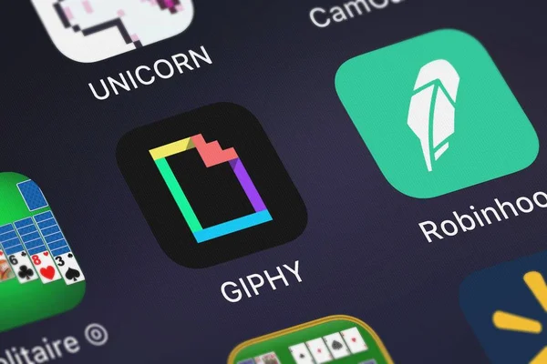 London, Büyük Britanya - 29 Eylül 2018: Giphy: GIF arama motoru mobil uygulaması Giphy, Inc bir iphone ekranında.