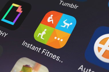 London, Büyük Britanya - 29 Eylül 2018: yakın çekim çekim anında Fitness: egzersiz eğitmen uygulama simgesine bir iphone Azumio Inc.