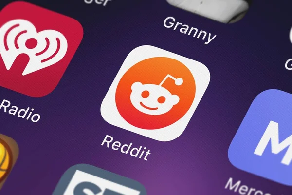 London, Büyük Britanya - 29 Eylül 2018: yakın çekim çekim reddit'ın popüler uygulaması Reddit: Haberler eğilimleri.