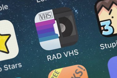 London, Büyük Britanya - 30 Eylül 2018: yakın çekim shot Rad midilli Apps - Fun Apps ücretsiz Pte. Ltd.'in popüler uygulaması Rad Vhs - Glitch Camcorder Vhs.