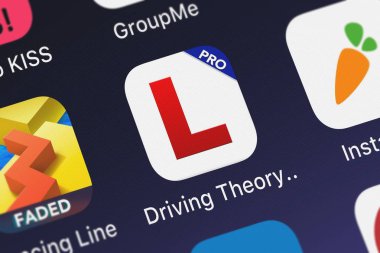 London, Büyük Britanya - 30 Eylül 2018: yakın çekim çekim sürüş için teori Test için bir iphone üzerinde yineleme cep S.L üzerinden araba sürücüleri Pro 2016 yılında İngiltere'de uygulama simgesi.