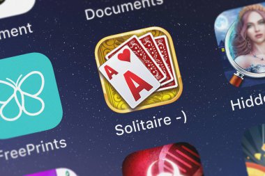 London, Büyük Britanya - 29 Eylül 2018: yakın çekim shot cep çift'ın popüler App Solitaire:-).