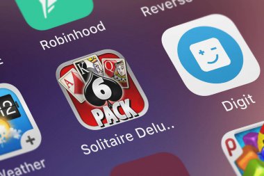 London, Büyük Britanya - 29 Eylül 2018: ekran görüntüsü Solitaire Deluxe 6-Pack Hd mobil app iphone üzerinde hareket eden Deluxe simgesinden. 