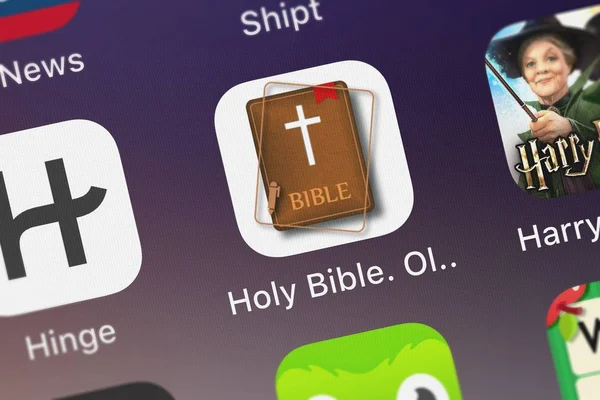 ロンドン イギリス 2018 神聖な聖書のスクリーン ショット 旧約聖書 Iphone のオレグ Shukalovich アイコンからキングジェームス版携帯アプリ — ストック写真