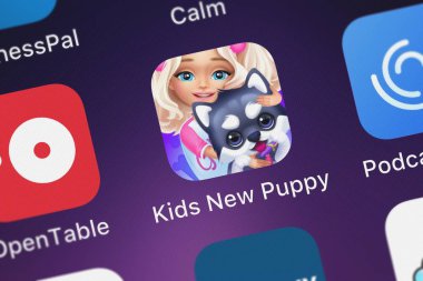 London, Büyük Britanya - 30 Eylül 2018: yakın çekim çekim çocuklar yeni köpek yavrusu - Pet Salon Oyunları için kız erkek mobil app Ninjafish Studios.