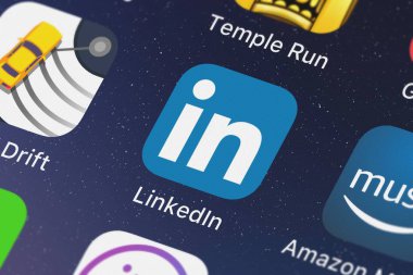 London, Büyük Britanya - 29 Eylül 2018: yakın çekim çekim bir iphone LinkedIn uygulama simgesine LinkedIn Corporation.