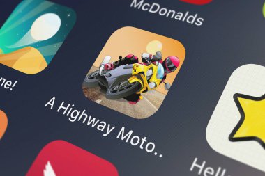 London, Büyük Britanya - 29 Eylül 2018: Screenshot-in A karayolu motorlu-döngüsü düşman saldırı: bir iPhone App Holdings simgesinden süper bisiklet ateş-ing silah Strike Bedava mobil uygulaması.