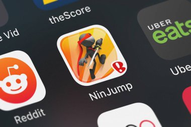 London, Büyük Britanya - 29 Eylül 2018: Close-up Backflip Studios Ninjump simgesinden bir iphone üzerinde. 