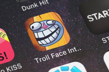 London, Büyük Britanya - 29 Eylül 2018: yakın çekim çekim bir iphone yüz Internet Memes Troll uygulama simgesine Spil oyunları.