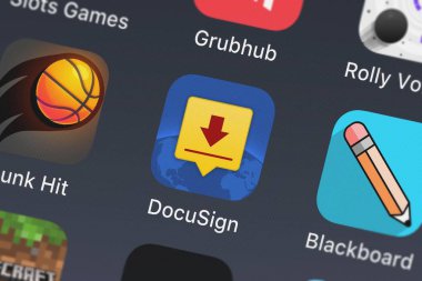 London, Büyük Britanya - 29 Eylül 2018: yakın çekim çekim Docusign - Upload işareti Dokümanlar uygulama simgesi Docusign bir iphone üzerinde.