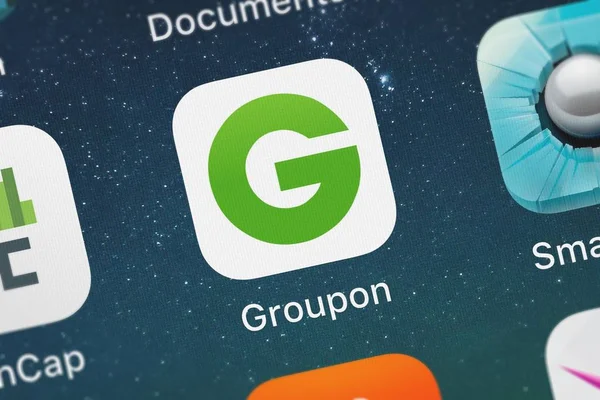 Iphone の画面に Groupon 社からのロンドン イギリス 2018 Groupon 携帯アプリ — ストック写真