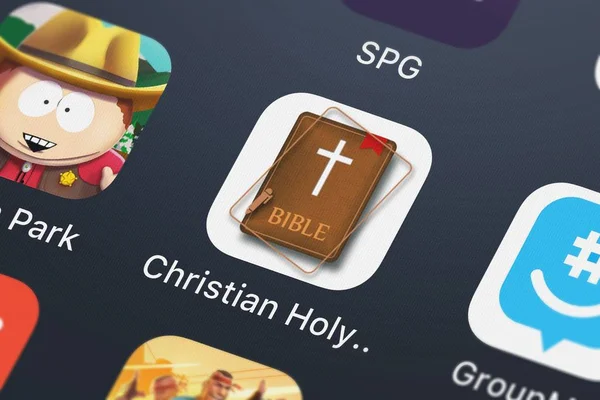 オレグ Shukalovich からキリスト教の聖書 赤文字英語版 モバイル アプリのロンドン イギリス 2018 クローズ アップ — ストック写真