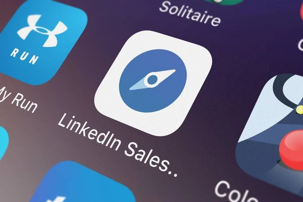 London, Büyük Britanya - 29 Eylül 2018: yakın çekim shot LinkedIn satış Navigator mobil App LinkedIn Corporation.