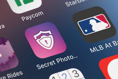 London, Büyük Britanya - 30 Eylül 2018: yakın çekim çekim Gizli Fotoğraf Video kasa hareket eden app üzerinden Odyssey Apps Ltd..