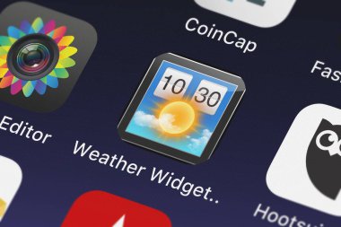 London, Büyük Britanya - 30 Eylül 2018: yakın çekim shot Weather Widget masaüstü + Voros yenilik simgesinden uygulama bir iphone üzerinde.
