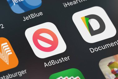 London, Büyük Britanya - 30 Eylül 2018: yakın çekim shot Adbuster mobil App üzerinden Samuel Laska.