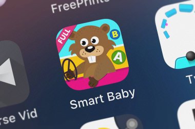 London, Büyük Britanya - 30 Eylül 2018: yakın çekim Gennadii Zakharov'ın popüler app akıllı bebek araçlar bir kadeh. Çocuklar kız yürümeye başlayan çocuk oyunları.