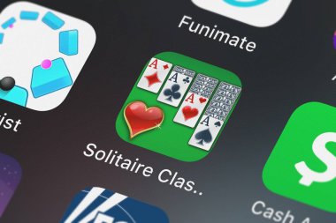 London, Büyük Britanya - 30 Eylül 2018: yakın çekim shot Solitaire klasik altın mobil App--dan parlak göz Oyunlar Ltd.