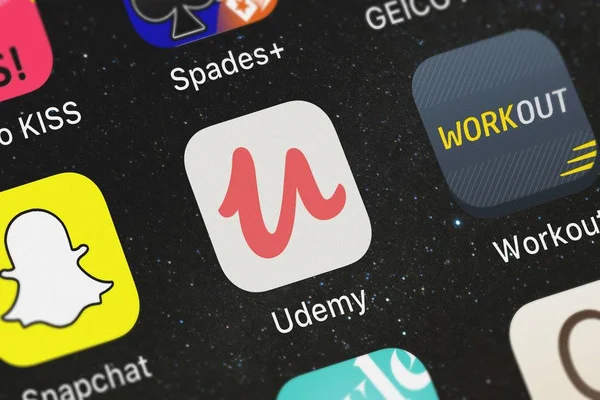 London, Büyük Britanya - 30 Eylül 2018: yakın çekim çekim Udemy - Udemy Online Kurslar mobil app.