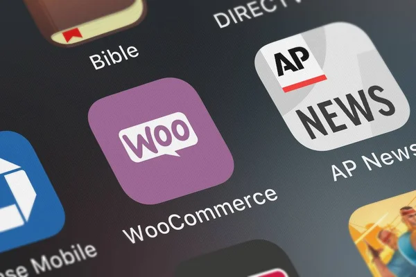London, Büyük Britanya - 30 Eylül 2018: yakın çekim çekim Automattic Woocommerce uygulama simgesini bir iphone üzerinde.