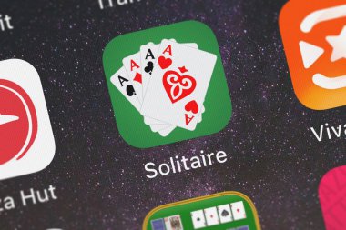 London, Büyük Britanya - 30 Eylül 2018: ekran görüntüsü Eternus Oyunlar Mobil app Solitaire - yetişkinler için klasik Casino kart oyunları.