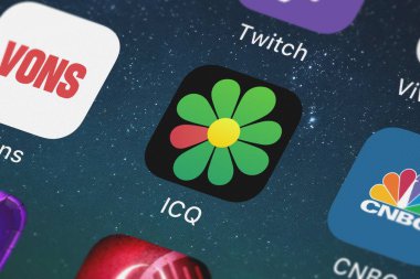 London, Büyük Britanya - 30 Eylül 2018: ekran görüntüsü ICQ ICQ simgesi bir iPhone mobil uygulaması.