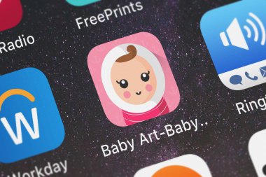 London, Büyük Britanya - 30 Eylül 2018: yakın çekim shot bebek sanat-bebek aylık resimleri mobil App--dan Joel Chue.