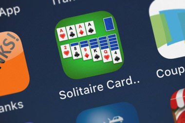London, Büyük Britanya - 30 Eylül 2018: Screenshot nerbyte Gmbh mobil App Solitaire kağıt oyununu.