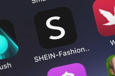 London, Büyük Britanya - 30 Eylül 2018: yakın çekim shot Şeyh moda alışveriş Online mobil App üzerinden Shein Group Ltd.