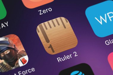 London, Büyük Britanya - 30 Eylül 2018: cetvel 2 mobil app Andrew Kazmierski üzerinden bir iphone ekranında.