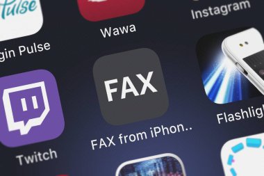 London, Büyük Britanya - 30 Eylül 2018: yakın atış--dan iphone - gönder Faks telefon app Alexey Bogdanov üzerinden Faks.