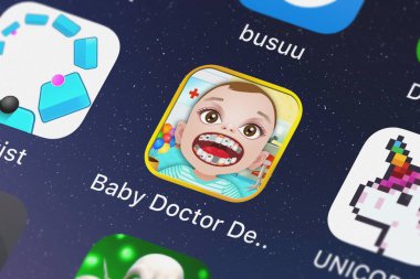 London, Büyük Britanya - 30 Eylül 2018: yakın çekim shot bebek doktor diş hekimi Salon Oyunları için çocuklar ücretsiz mobil app Vzo Entertainment.