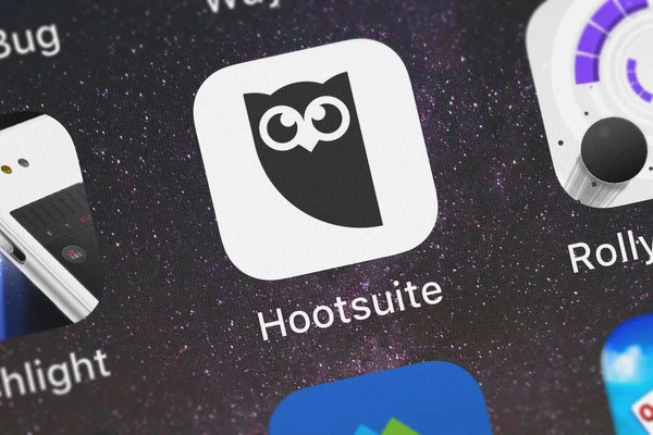 London, Büyük Britanya - 30 Eylül 2018: ekran görüntüsü Hootsuite - sosyal medya araçları mobil app iphone üzerinde Hootsuite Media Inc. simgesinden.