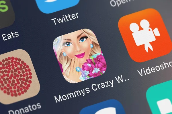 Iphone の画面に子供のゲーム スタジオ Llc からのロンドン イギリス 2018 Mommys 狂気の結婚式の日サロン携帯アプリ — ストック写真