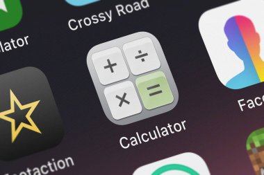 London, Büyük Britanya - 30 Eylül 2018: Close-up bir iphone üzerinde 7 vites simgesinden ipad için hesaplayıcı.