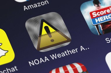 London, Büyük Britanya - 30 Eylül 2018: Noaa Hava uyarıları hareket eden app--dan Weathersphere üstünde an iphone perde.