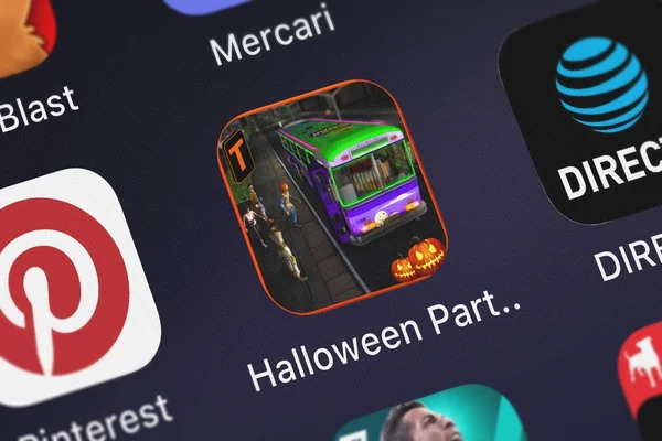 ハロウィーン パーティのバス ドライバーのロンドン イギリス 2018 クローズ アップ Iphone Tapinator 社から — ストック写真