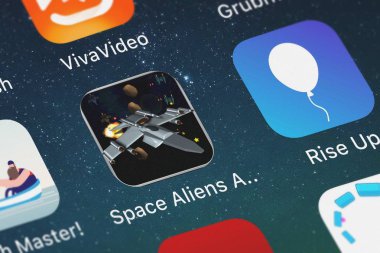 London, Büyük Britanya - 02 Ekim 2018: yakın çekim çekim alanı uzaylılar saldırı Defender mobil uygulaması en iyi ücretsiz ve eğlenceli Oyunlar, Llc.