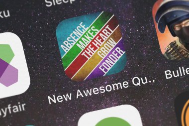 London, Büyük Britanya - 01 Ekim 2018: yakın çekim çekim Ihor keskinkilic yeni Awesome Quotes duvar kağıtları arka planlar Hd uygulama simgesini bir iphone üzerinde.