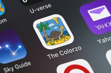 London, Büyük Britanya - 02 Ekim 2018: Close-up shot Colorzo: Amit Patel hayvan serisi mobil app ile alfabe boyama kitabı.