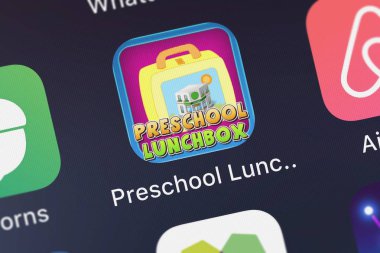 London, Büyük Britanya - 02 Ekim 2018: okul öncesi beslenme çantası paketi mobil app her şeyi Amped Inc bir iphone ekranında.